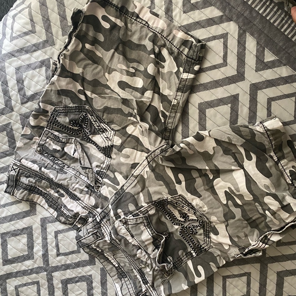 Men’s camo rock revival shorts size 40